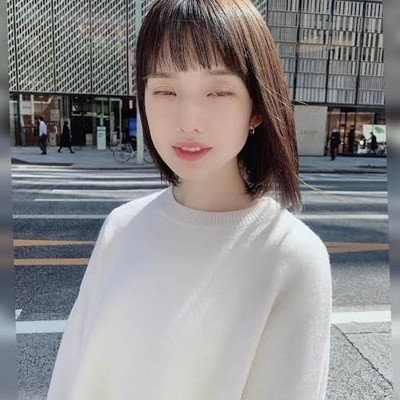 鏡を見るときのキメ顔のイメージ